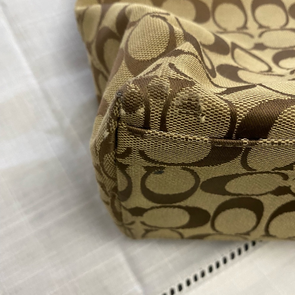 Coach hand bag. - Picture 3 of 10